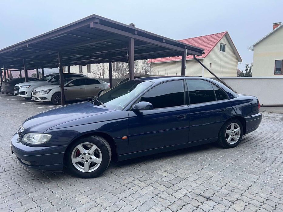 Продам Опель Омега С 2001 года Газ/бензин, 2.2 Автомат.
 Машина отличная. Все работает. Обслужена хорошими маслами и запчастями. Был капитальный ремонт АКПП. Ходовая в отличном состоянии. Новая зимняя резина.
Машина комфортная, климат-контроль. Полный электропакет, полностью восстановлены фары производилось замена линз плюс установка ксенона и дополнительного света. Газовое оборудование обслужено и грамотно настроено на фирменном сто. Состояние салона отличное. Есть незначительные потертости на некоторых кнопках из-за длительности времени эксплуатации. 
Если есть вопросы, звоните или пишите на Вайбер. Любые дополнительные фото или видео по запросу. Минимальный торг у капота. Если на обмен цена 3300$