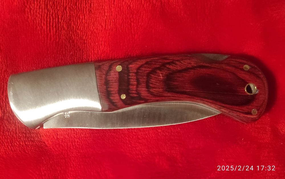 Nowy nóż składany.