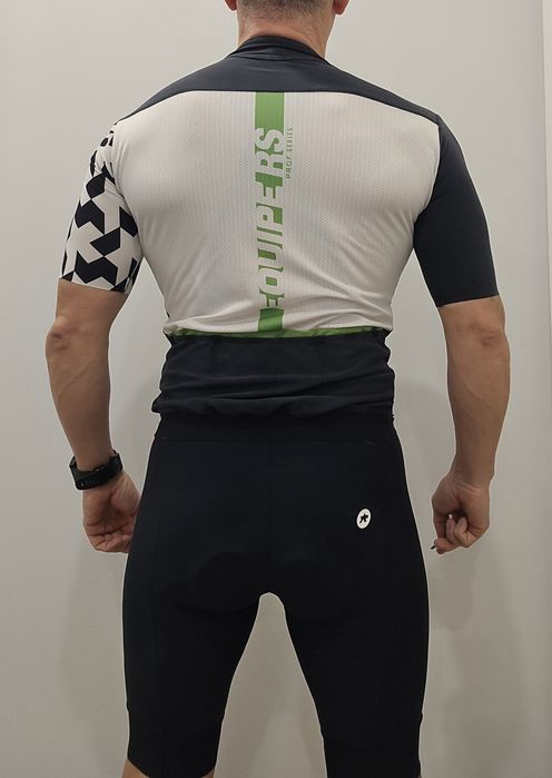 Jersey topo de gama ASSOS EQUIPE RS Prof Series.