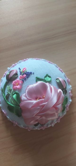 Игольница вышитая  атласным лентами