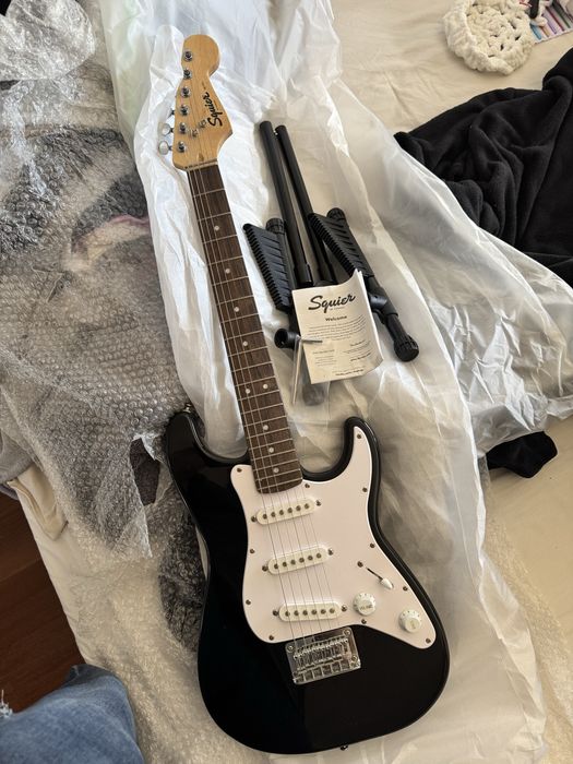 Guitarra Squier by Fender Stratocaster, usada apenas 1 semana