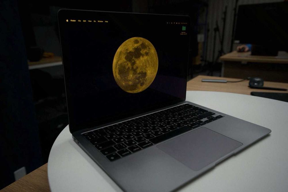 MacBook M1, 512/8, Sonoma 14.8.3, Klawiatura Cyrlica, (Dongle Gratis)