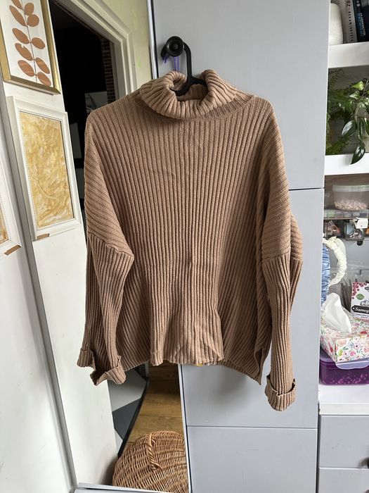 Brązowy sweter prążek golf pull& bear m