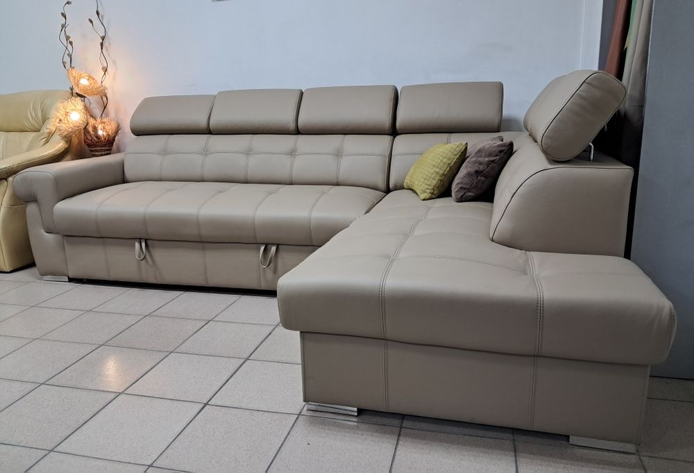 Диван шкіряний розкладний.