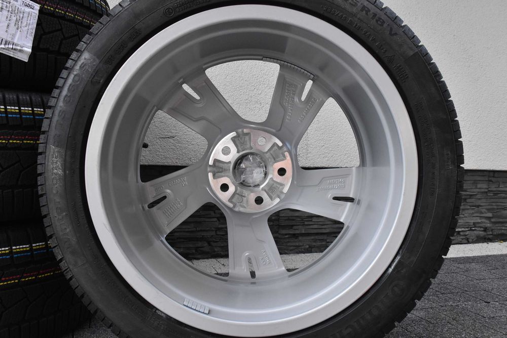 Nowe koła zimowe Audi A5 S5 B10 8B3 18" Nowy model Continental AO 2025