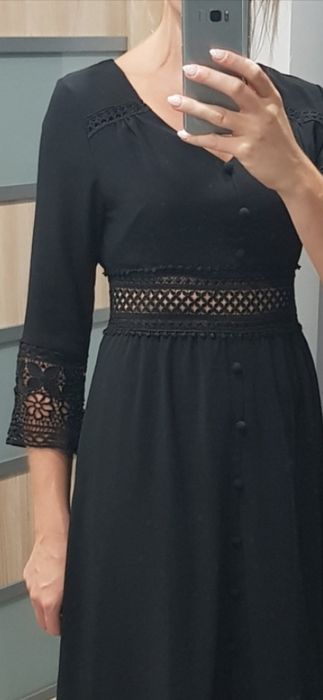 Czarna sukienka z gipiurą M