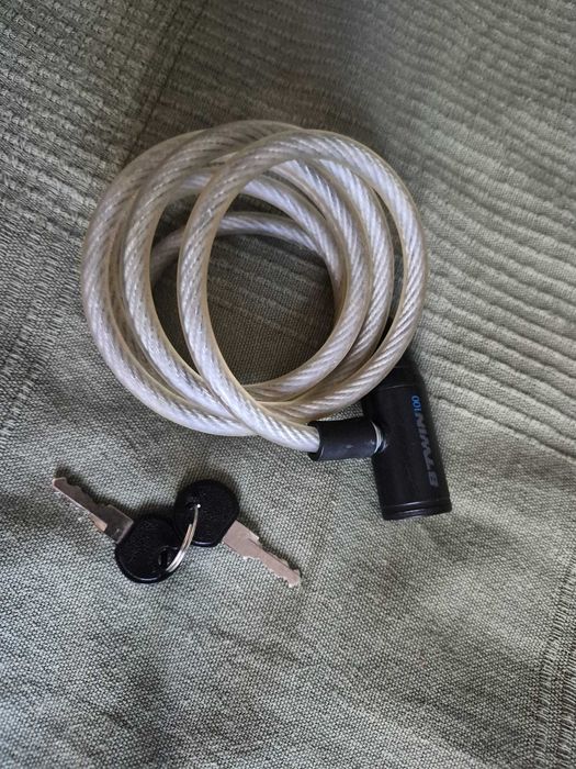 Cabo com cadeado para prender bicicleta.
