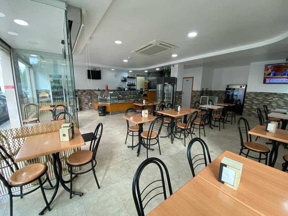Trespasse de café em funcionamento. Inclui empresa, máquinas, equipamentos, mobiliário e loiças. Espaço do senhorio.