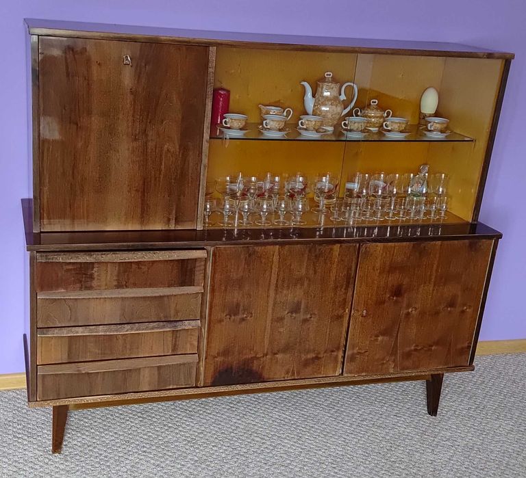 Kredens z połyskiem