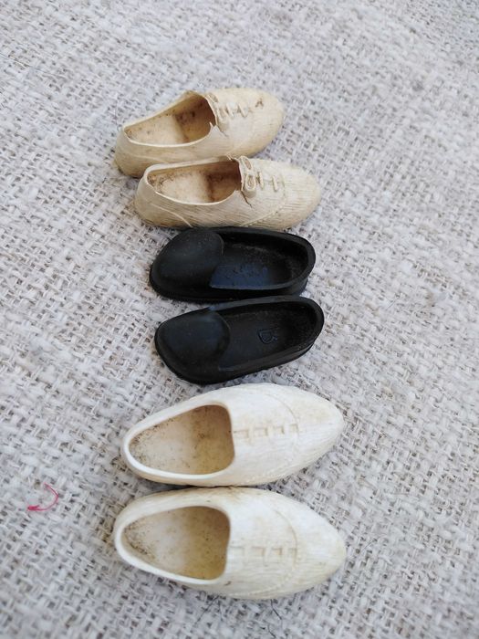 Roupa e sapatos para bonecas