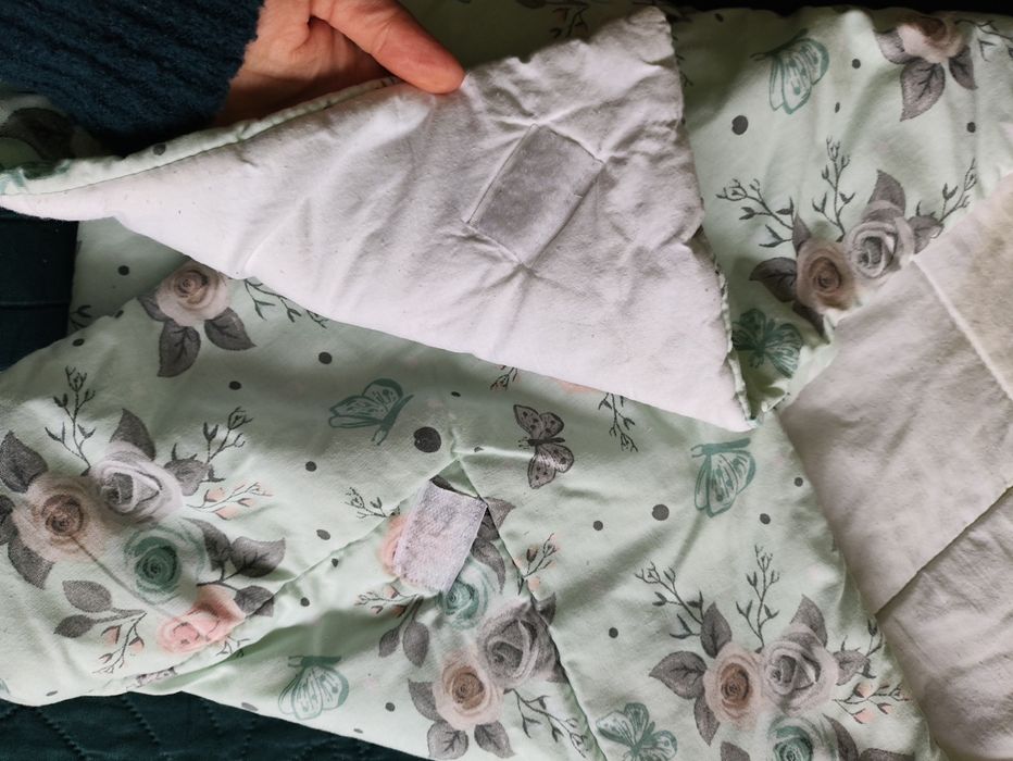 Rożek otulacz becik w róże miętowy kolor na rzep