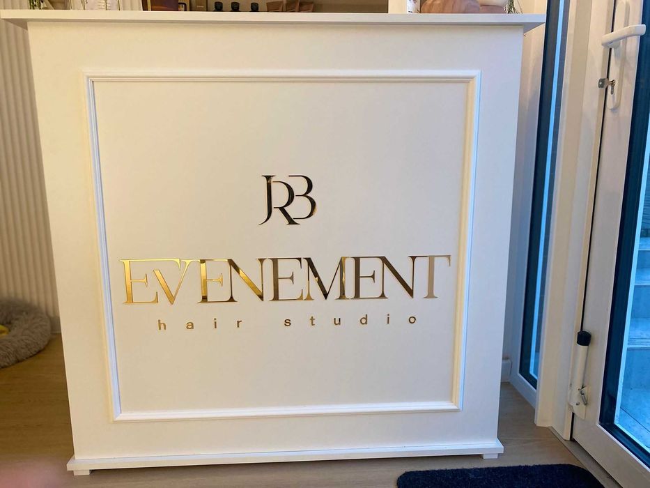 Lada sztukateria recepcja biurko salon butik