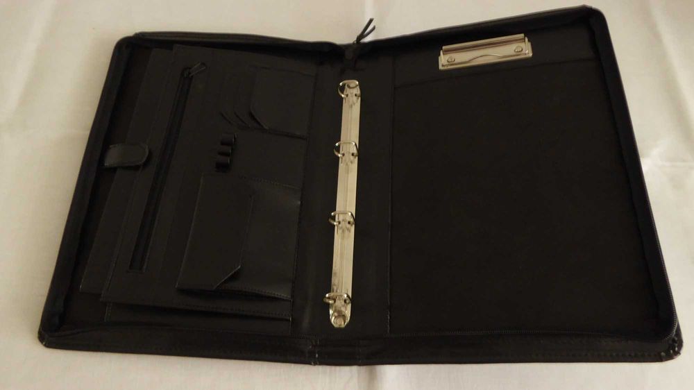 Sprzedam teczkę aktówkę ze skóry licowej.