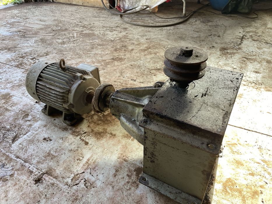 2 motores trifásicos 2cv e 1,5cv + caixa desmultiplicadora
