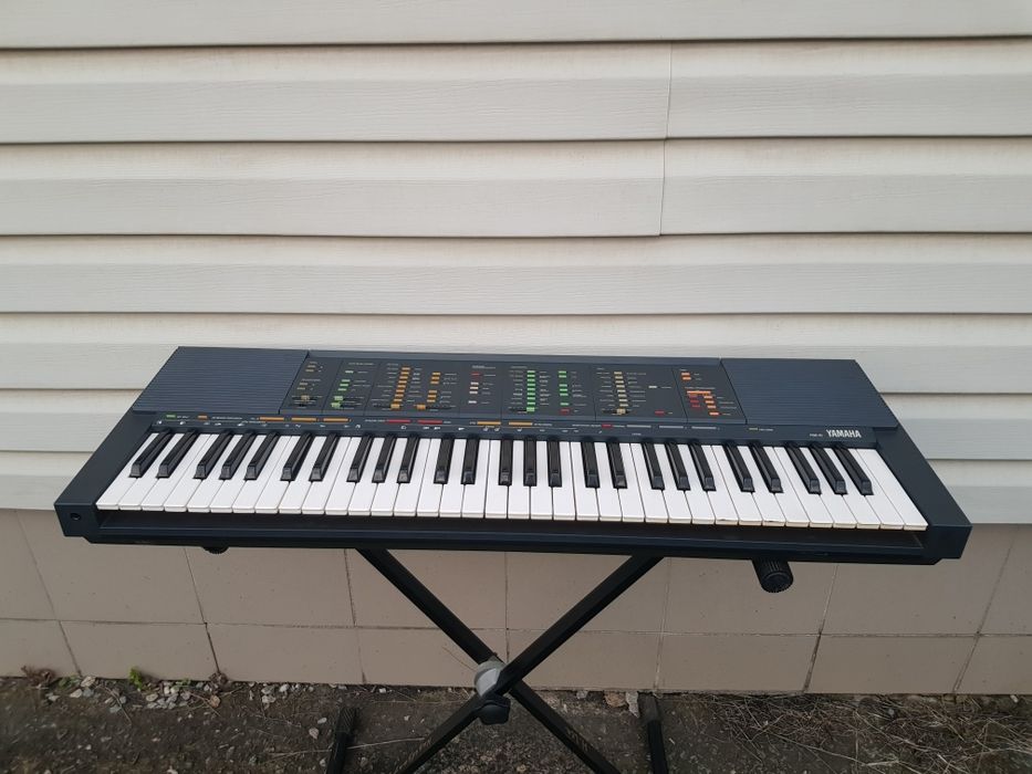 Синтезатор YAMAHA YPT-220/PSR 70 на 61 динамічну клавішу, б/у