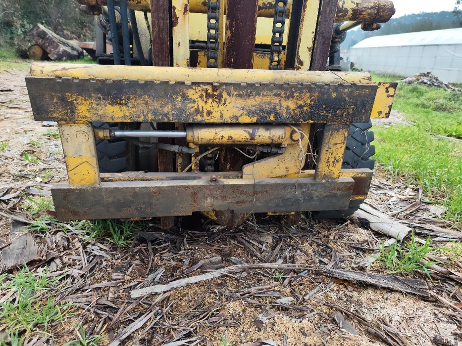 Torre de empilhador e empilhador para peças