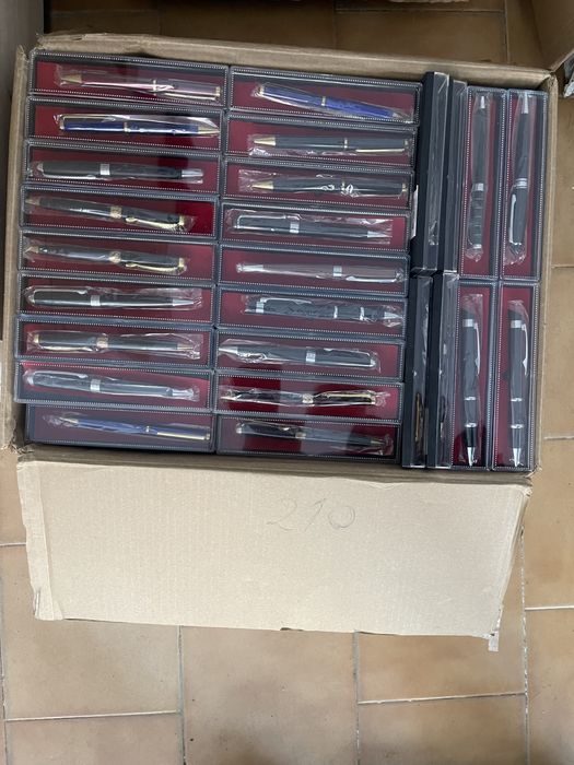 Canetas esferograficas  novas varias cores e modelos 900 unid.