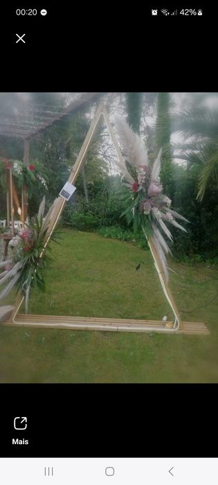 Estrutura decorativa em arco triangular de madeira para casamentos