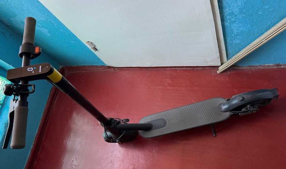 Електросамокат xiomi mi electric scooter essential
