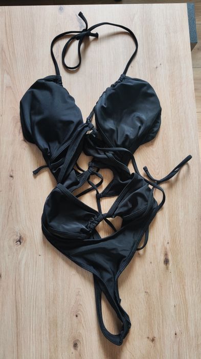 Czarny strój kąpielowy