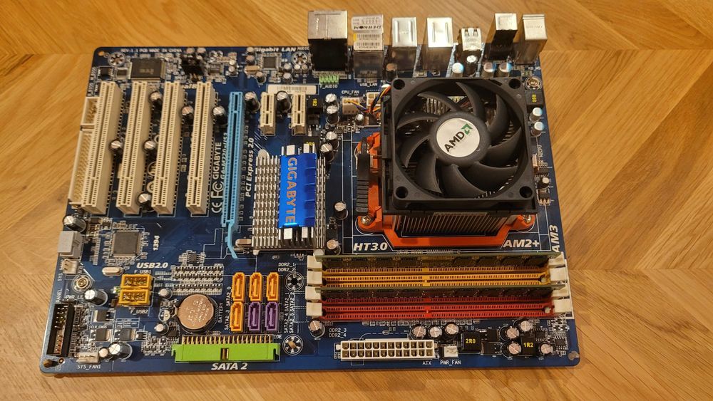 Gigabyte GA-M720-US3 + AMD Athlon II X4 635 + 4GB RAM