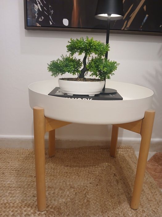 Mesa de apoio em metal branca e pés em madeira
