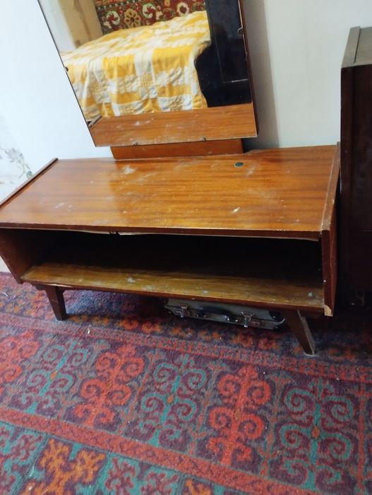 Трюмо с зеркалом.