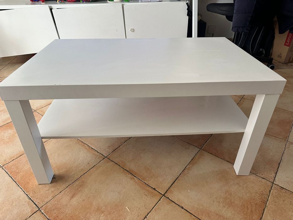 Mesa de centro branca, com uma prateleira inferior.