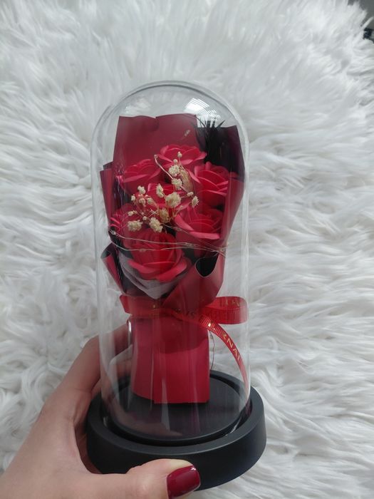 bukiet róż w szkle wieczna róża świecąca