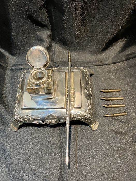 Base com tinteiro e caneta em prata