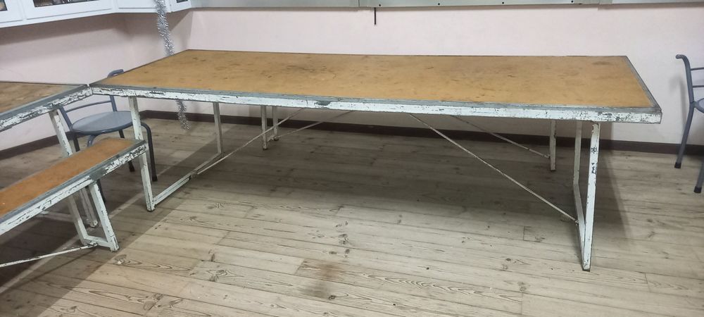 Vendo mesas e bancos