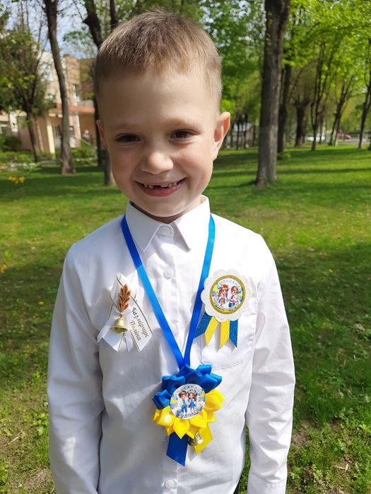 Брошка  медаль значок бутон'єрка на випускний, останній дзвоник, з ім