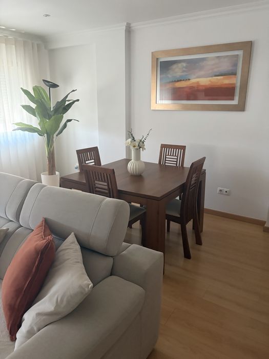 Vendo mesa de jantar extensivel + 4 cadeiras