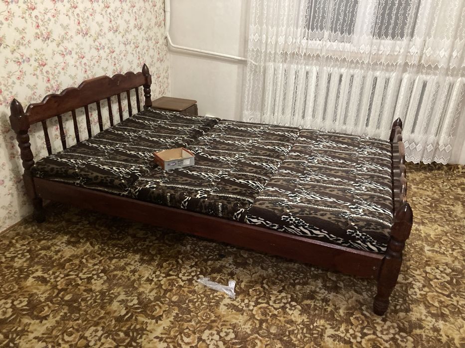 Продам деревяне ліжко 1.60х2.00 з матрасами