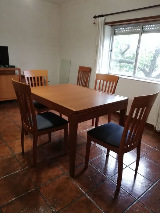 Mesa e tensível, 8 Cadeiras, Louceiro e Móvel TV