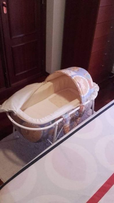 SOFÁ de 3 lugares. em "pele de pêssego" . Oferta Puff. Em bom estado.