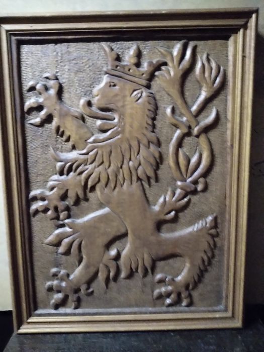 Stara płaskorzeżba. Lew w koronie. 60x50 cm.