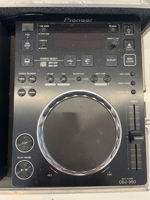 2× Pioneer CDJ-350 1× Pioneer DJM-350 Flight case onde estão montados