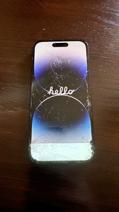 Iphone 14 pro uszkodzony- telefon i wyświetlacz się włącza
