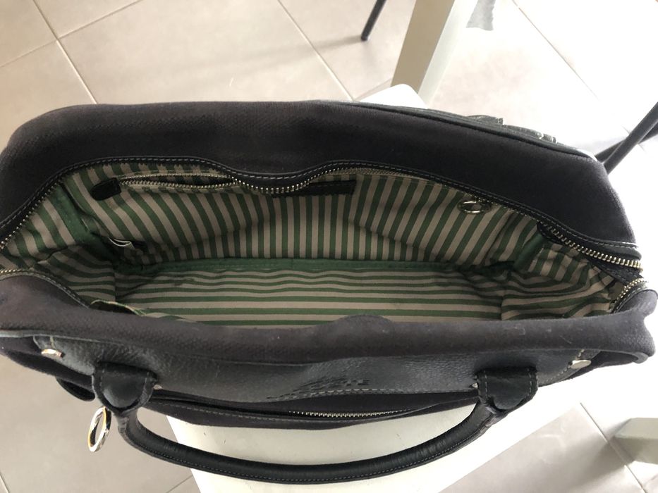 Mala preta com forro às riscas verdes Lacoste