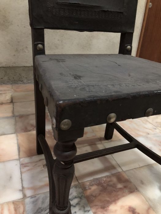 Cadeiras antigas em pele