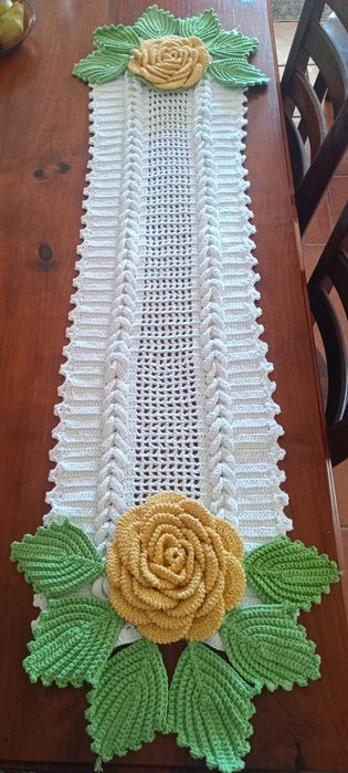 Caminho de mesa trançado feito a mão