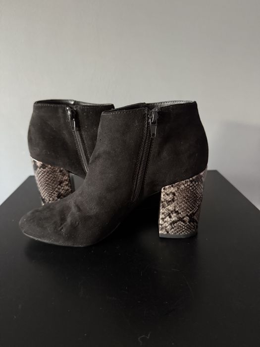 Buty na obcasie ze wzorem