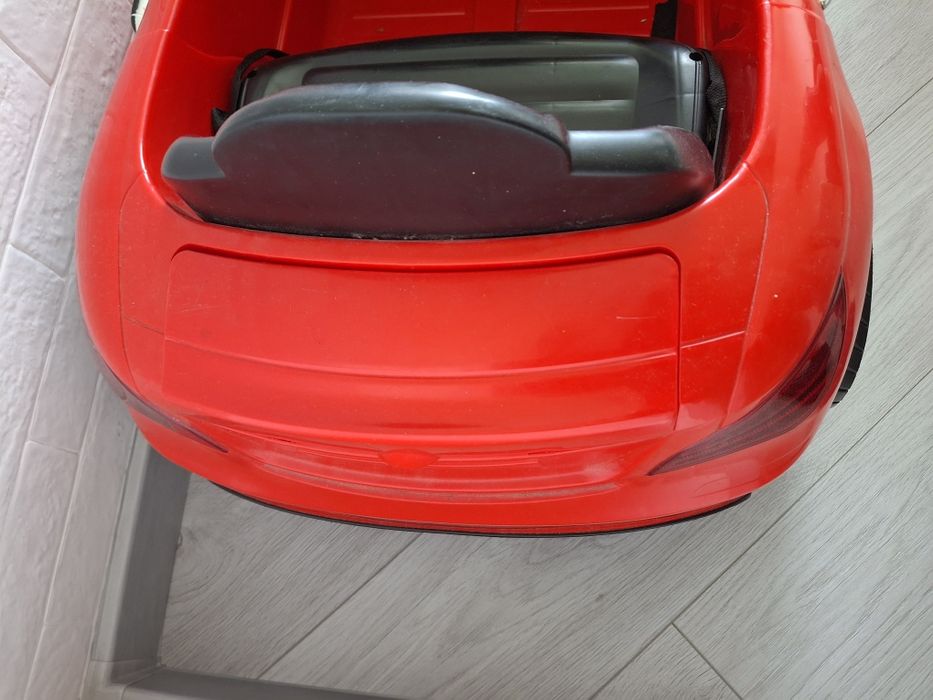 Дитячий електромобіль