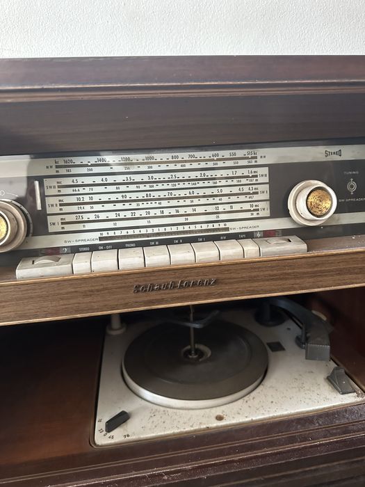 Rádio gira discos em móvel Schaub Lorenz