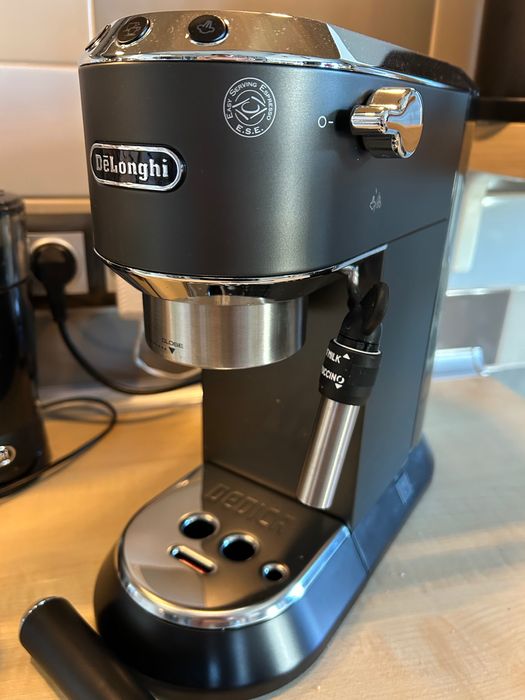 Ekspres DeLonghi Dedica EC685.BK