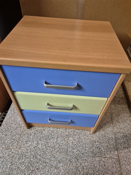 Mesinha de cabeceira quarto crianca