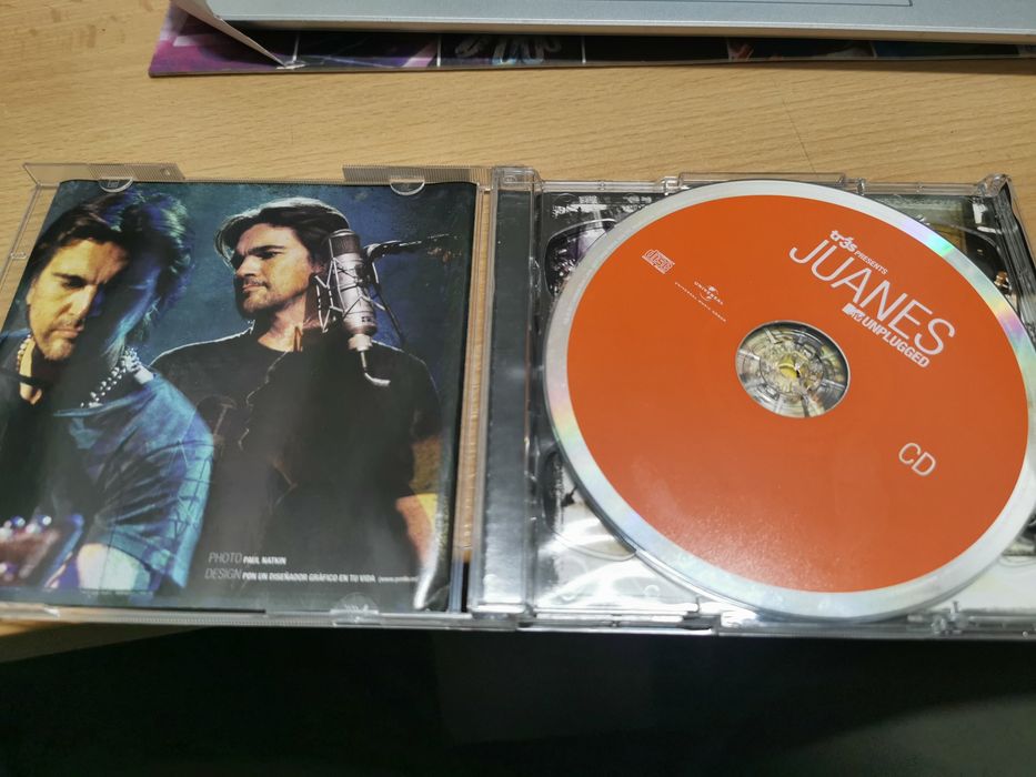 Juanes... Tr3s presents