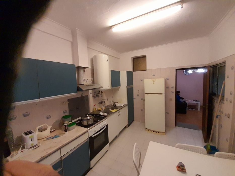Quarto  em Almada. Romeira. 290 Euros
