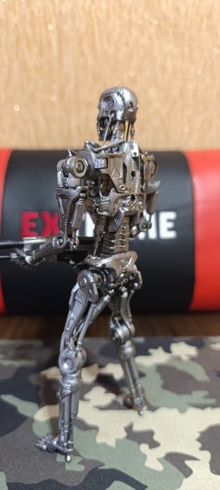 Колекційна фігурка Т-800.